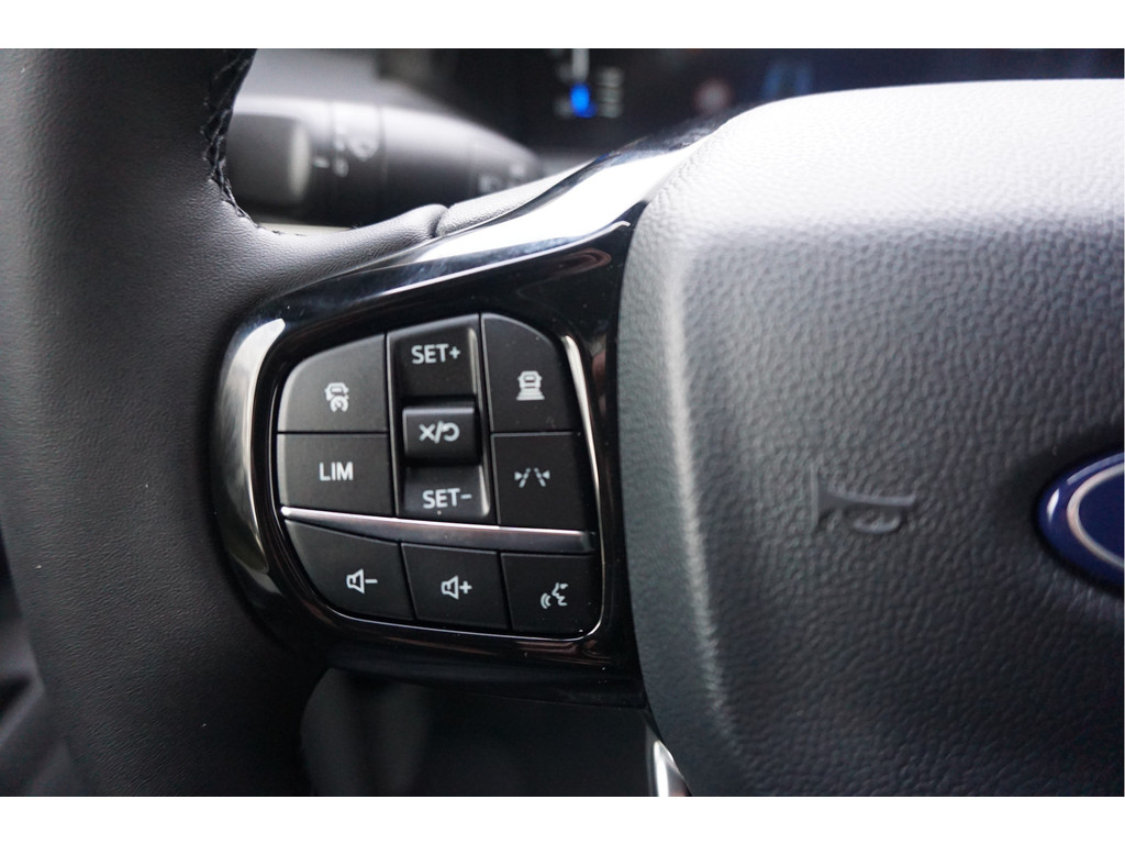 37358810-ford-transit-custom-13