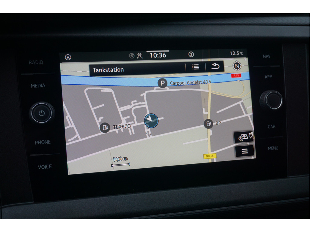 41240952-volkswagen-transporter-12