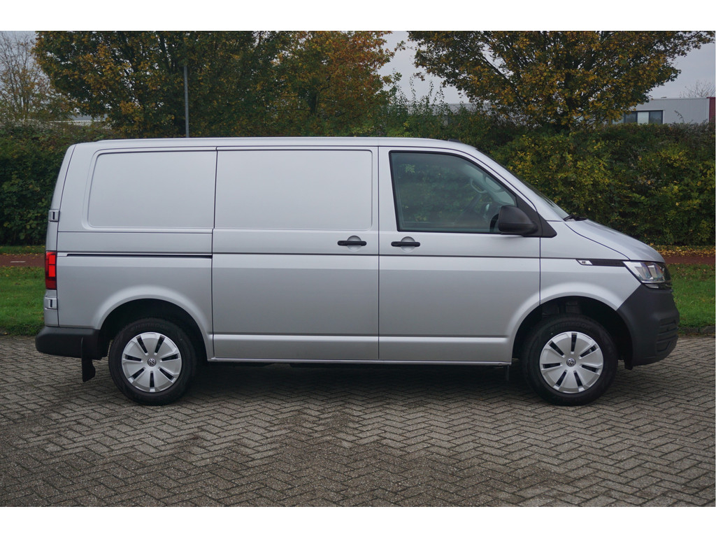 41240952-volkswagen-transporter-5