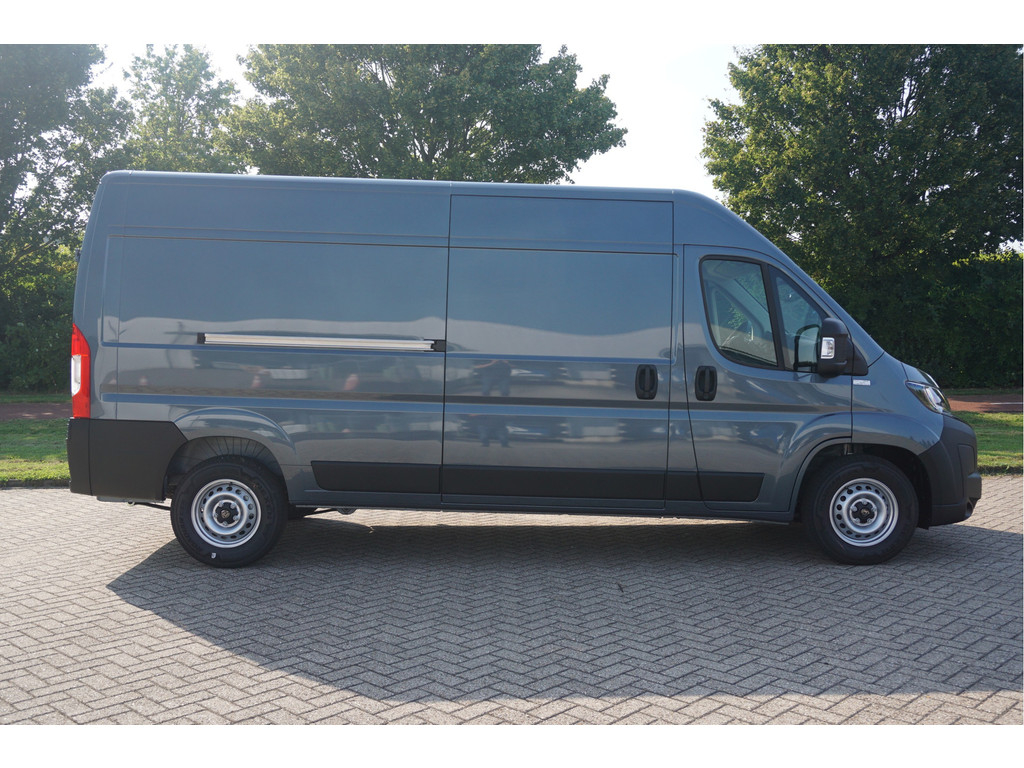 42122836-peugeot-boxer-6