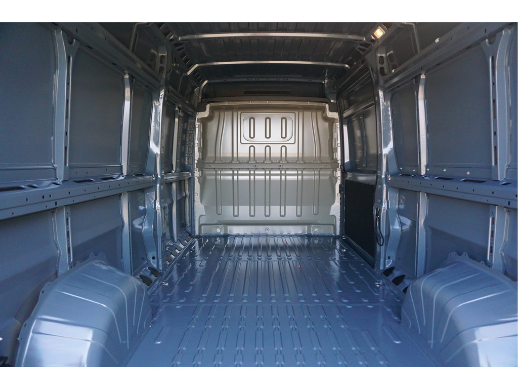 42122836-peugeot-boxer-8