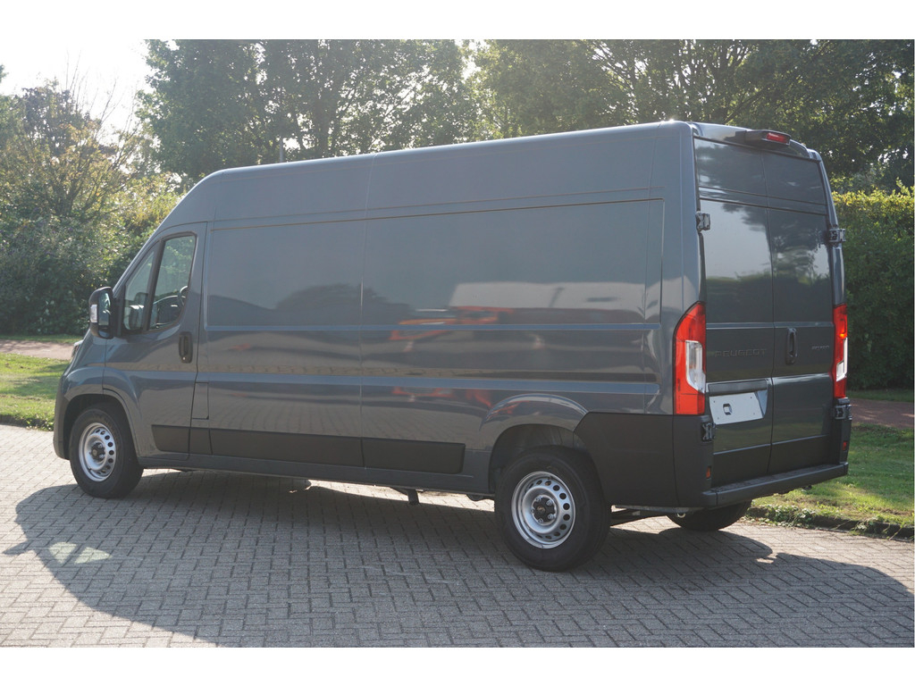 42123486-peugeot-boxer-3