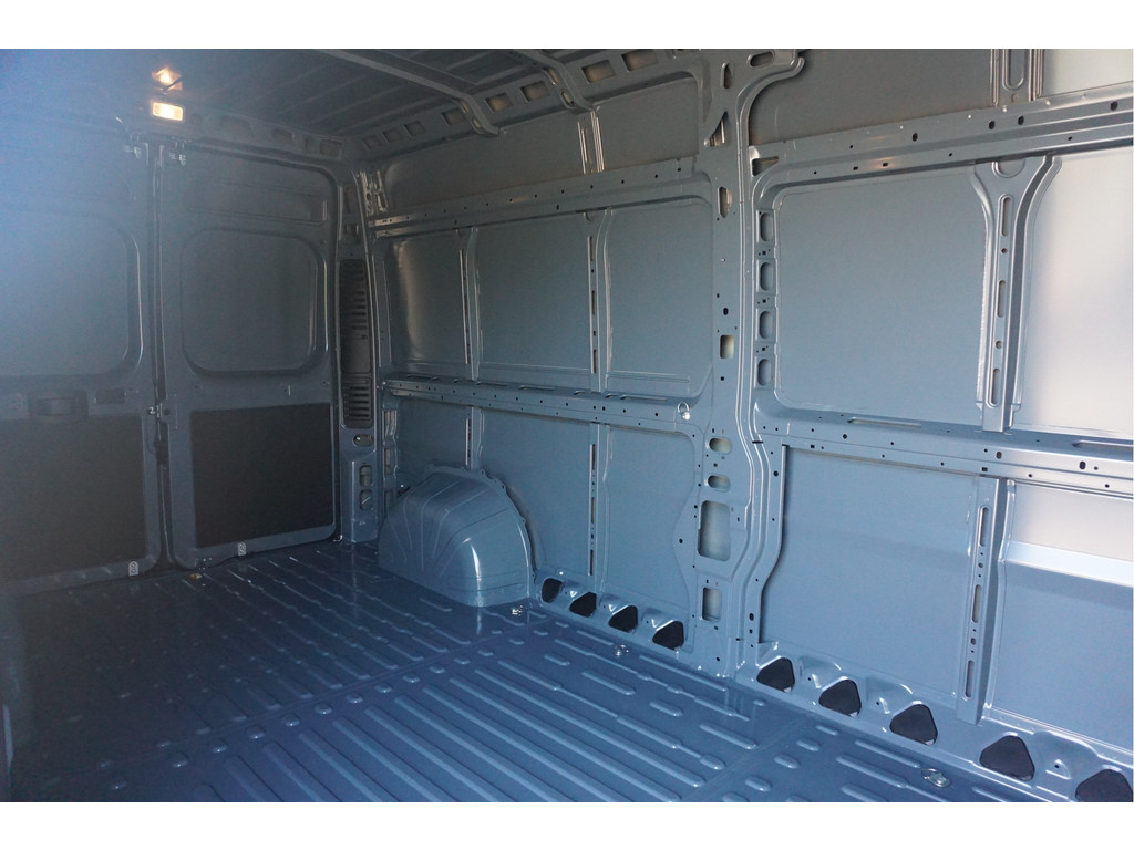 42123491-peugeot-boxer-9