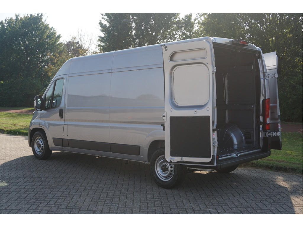 42123686-peugeot-boxer-4