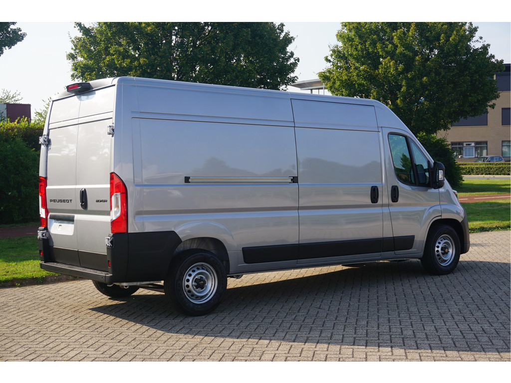 42123706-peugeot-boxer-5