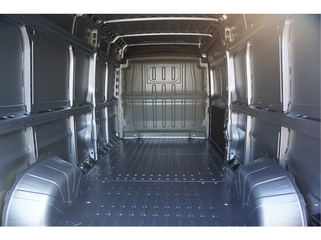 42123761-peugeot-boxer-8