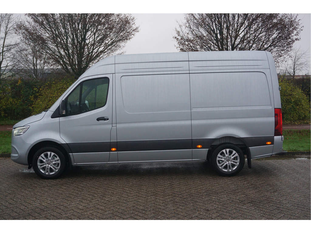 42172692-mercedes-benz-sprinter-2
