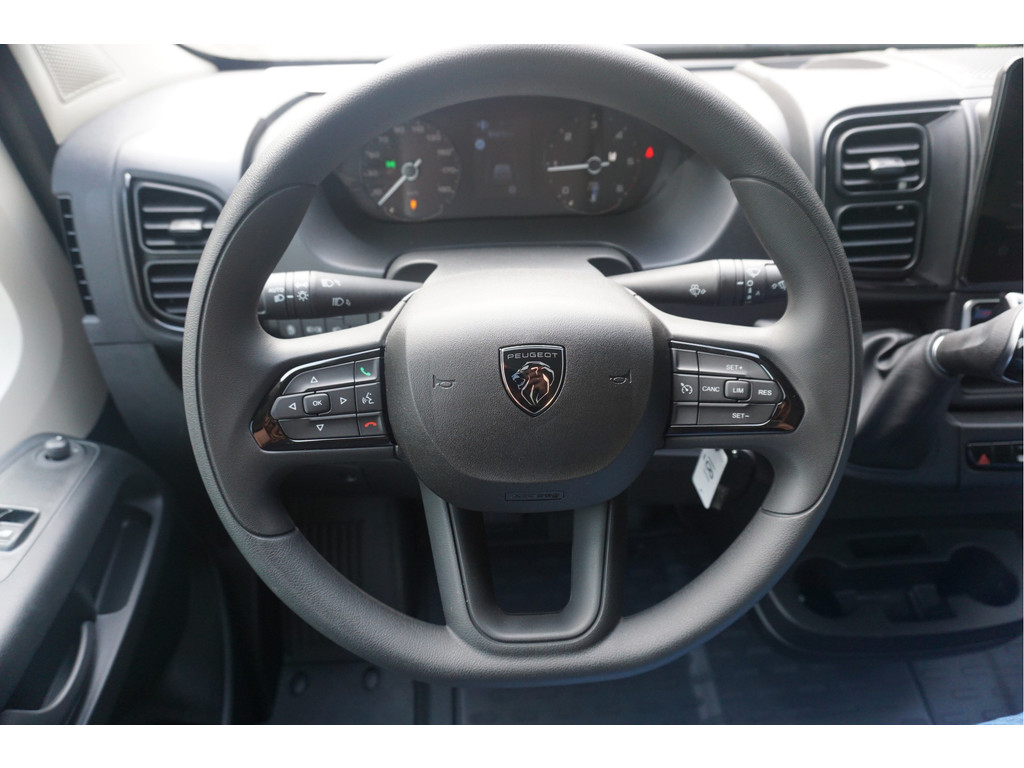 42945142-peugeot-boxer-11