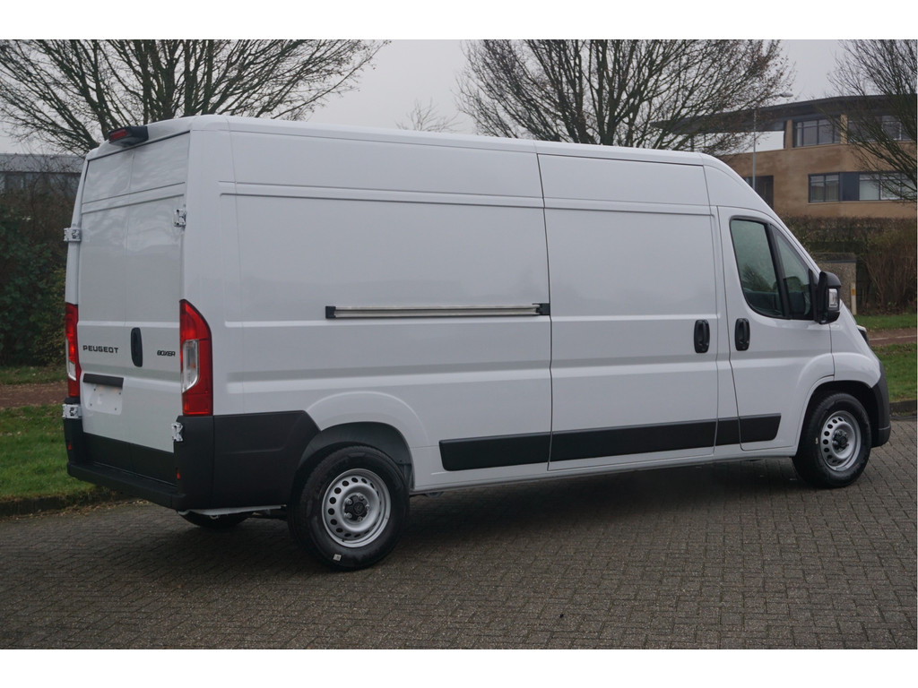 42945142-peugeot-boxer-5