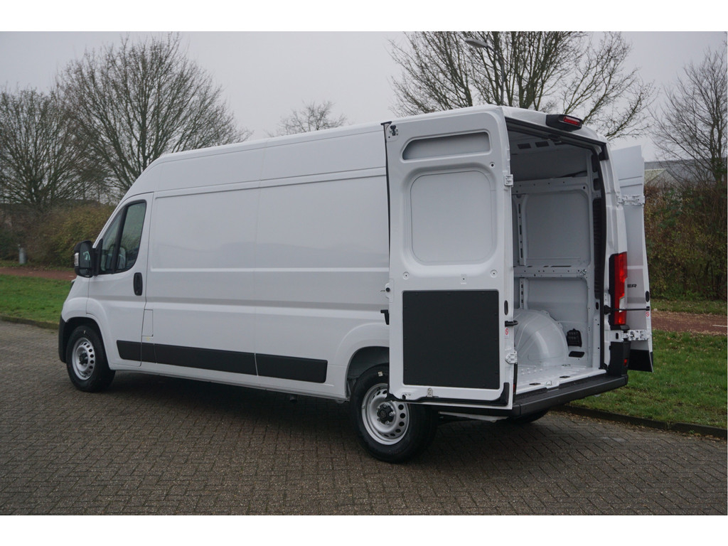 42945397-peugeot-boxer-4