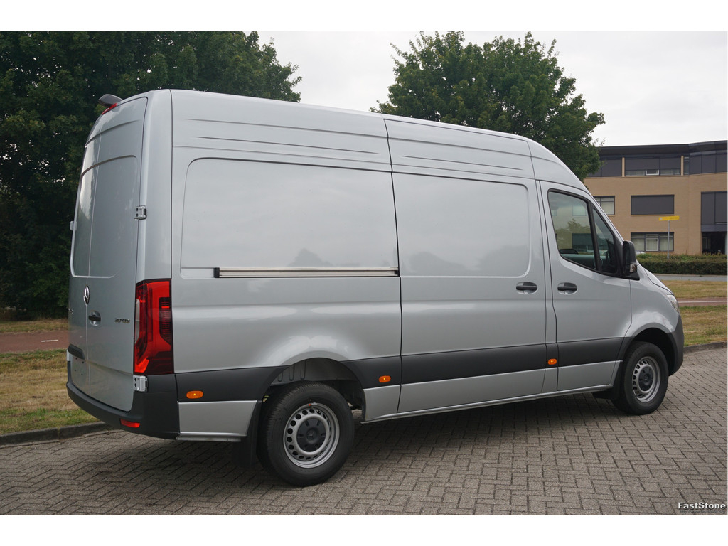 47569390-mercedes-benz-sprinter-4