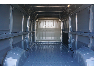 42122836-peugeot-boxer-8