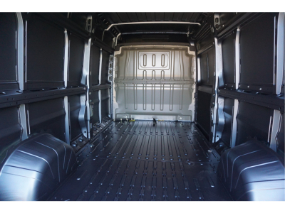 42123486-peugeot-boxer-8