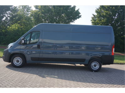 42123491-peugeot-boxer-2