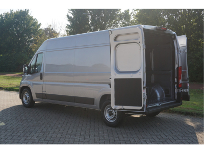 42123686-peugeot-boxer-4