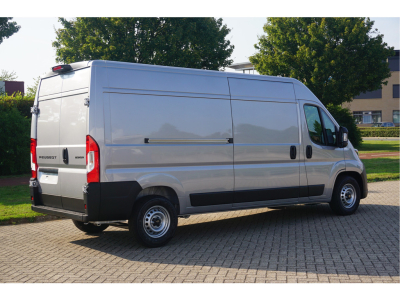 42123706-peugeot-boxer-5