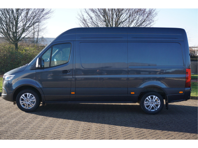 42172582-mercedes-benz-sprinter-2
